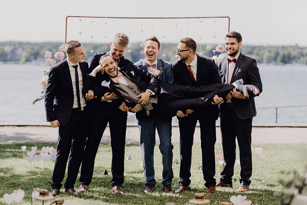 lustiges Hochzeitsfoto von Bräutigam mit Best Men bei eleganter Boho Hochzeit - Villa Blumenfisch Berlin Hochzeitsfotograf © www.hochzeitslicht.de