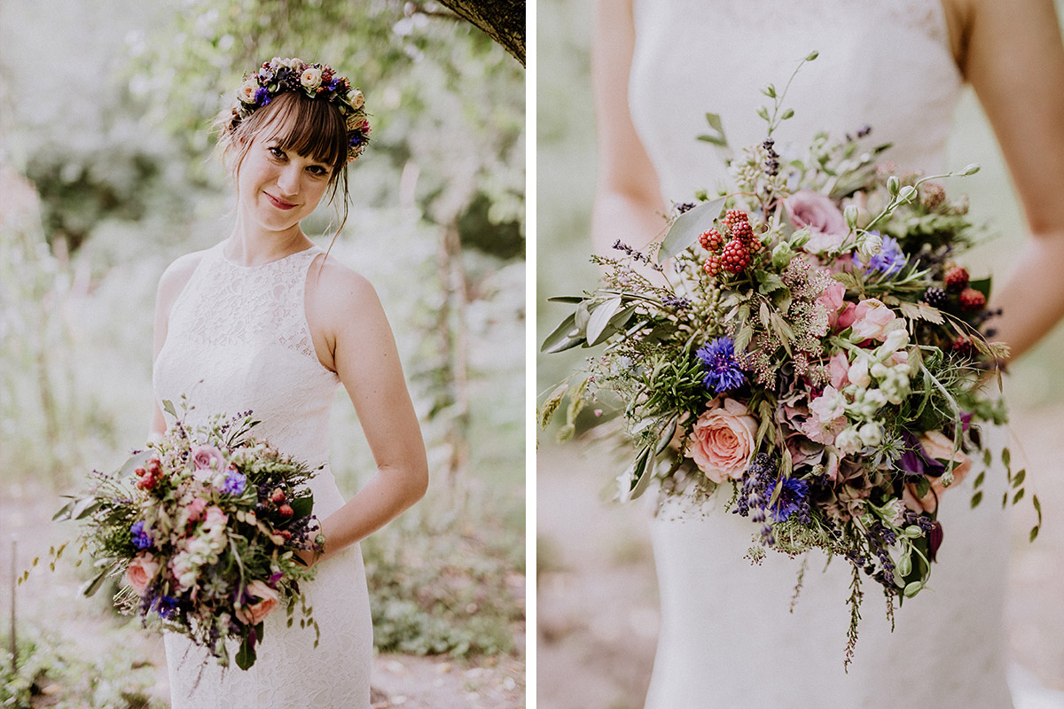 Hochzeitsfoto Braut mit Brautstrauß aus blauen und rosa Sommerblumen, Gräsern und Beeren - Hochzeitsvilla Zehlendorf Berlin Hochzeitsfotograf © www.hochzeitslicht.de Hochzeitsfoto Braut mit Brautstrauß aus blauen und rosa Sommerblumen, Gräsern und Beeren - Hochzeitsvilla Zehlendorf Berlin Hochzeitsfotograf © www.hochzeitslicht.de