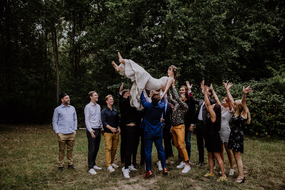 Gäste lassen Braut hoch leben Sommerhochzeit Berlin - Hochzeitsvilla Zehlendorf Berlin Hochzeitsfotograf © www.hochzeitslicht.de Gäste lassen Braut hoch leben Sommerhochzeit Berlin - Hochzeitsvilla Zehlendorf Berlin Hochzeitsfotograf © www.hochzeitslicht.de