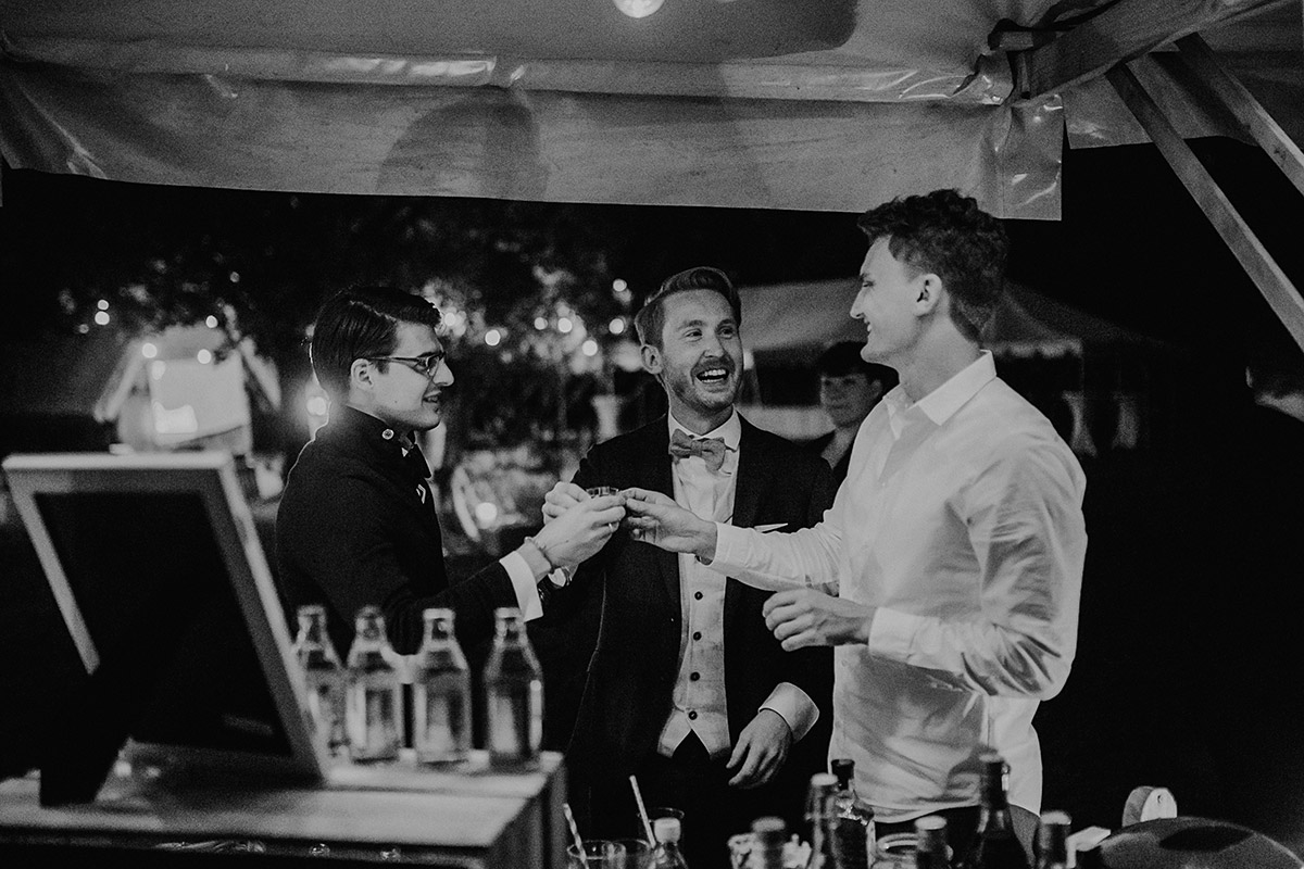 Hochzeitsfoto Bar im Freien Hochzeitsfeier Berlin - Hochzeitsvilla Zehlendorf Berlin Hochzeitsfotograf © www.hochzeitslicht.de