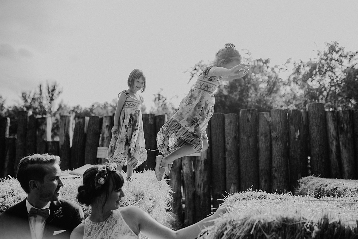 Kinder hüpfen über Heuballen bei Brautpaarfotoshooting im Museumsdorf Düppel - Hochzeitsvilla Zehlendorf Berlin Hochzeitsfotograf © www.hochzeitslicht.de Kinder hüpfen über Heuballen bei Brautpaarfotoshooting im Museumsdorf Düppel - Hochzeitsvilla Zehlendorf Berlin Hochzeitsfotograf © www.hochzeitslicht.de