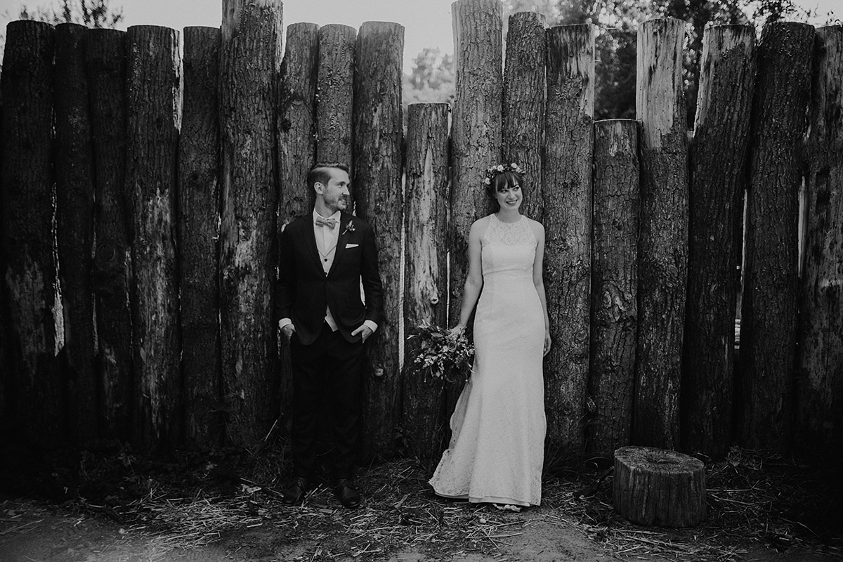 entspanntes Brautpaarfoto bei Hochzeit Museumsdorf Düppel - Hochzeitsvilla Zehlendorf Berlin Hochzeitsfotograf © www.hochzeitslicht.de entspanntes Brautpaarfoto bei Hochzeit Museumsdorf Düppel - Hochzeitsvilla Zehlendorf Berlin Hochzeitsfotograf © www.hochzeitslicht.de