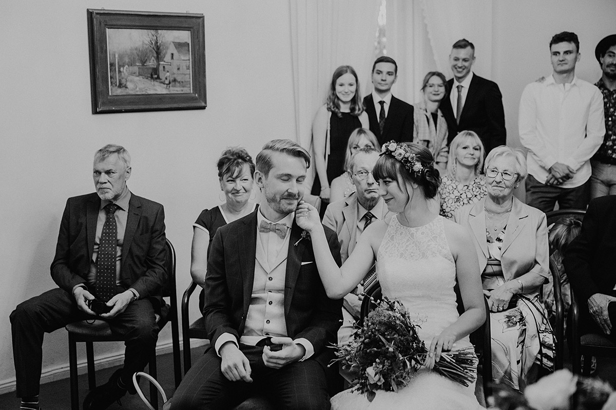 authentisches Hochzeitsfoto bei standesamtlicher Trauung - Hochzeitsvilla Zehlendorf Berlin Hochzeitsfotograf © www.hochzeitslicht.de authentisches Hochzeitsfoto bei standesamtlicher Trauung - Hochzeitsvilla Zehlendorf Berlin Hochzeitsfotograf © www.hochzeitslicht.de