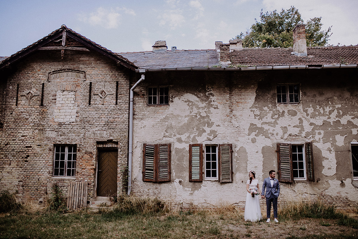 Schloss Kartzow Brautpaarfoto vor altem Haus