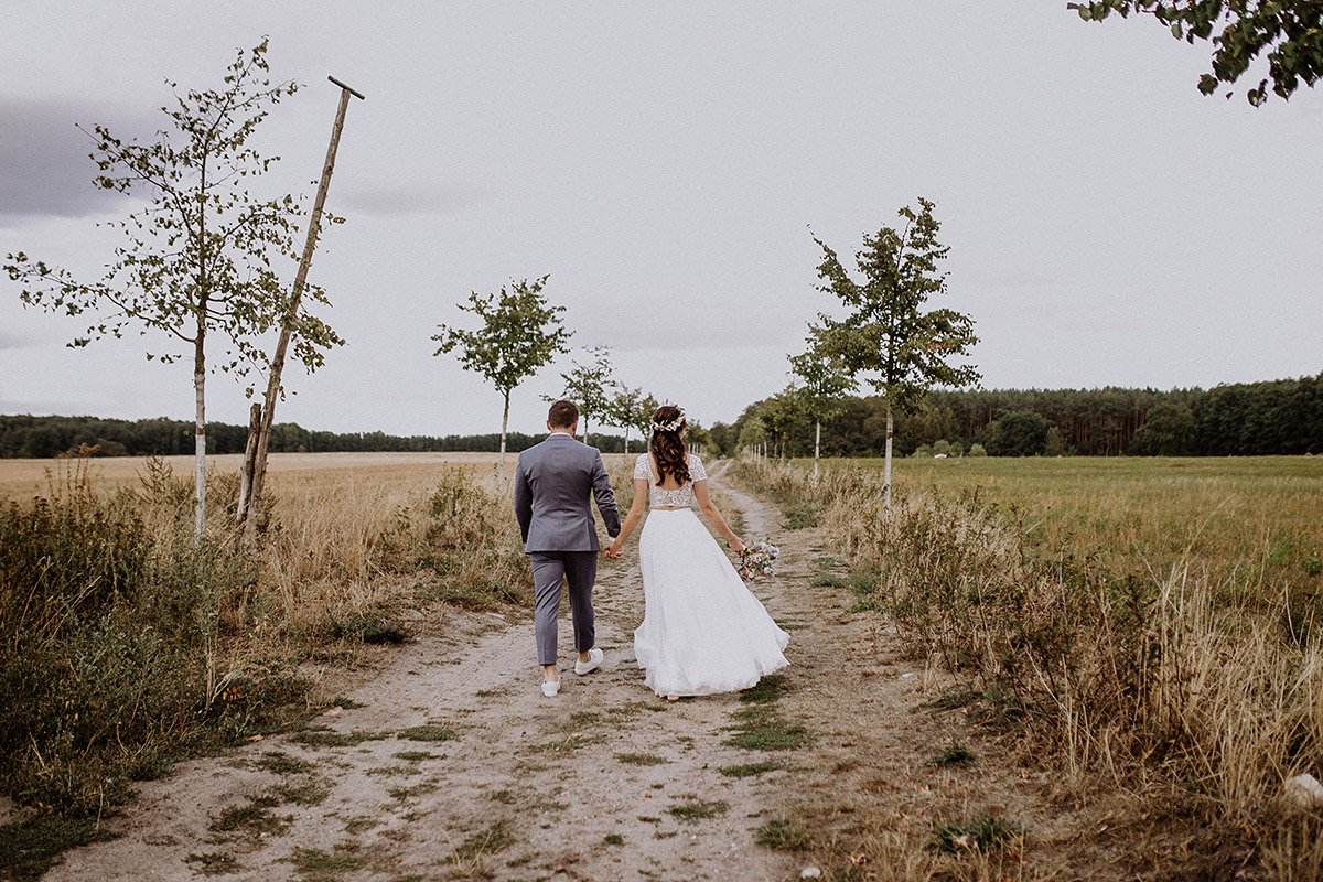 Brautpaar bei Sommerhochzeit an Feld vom Schloss Kartzow Potsdam