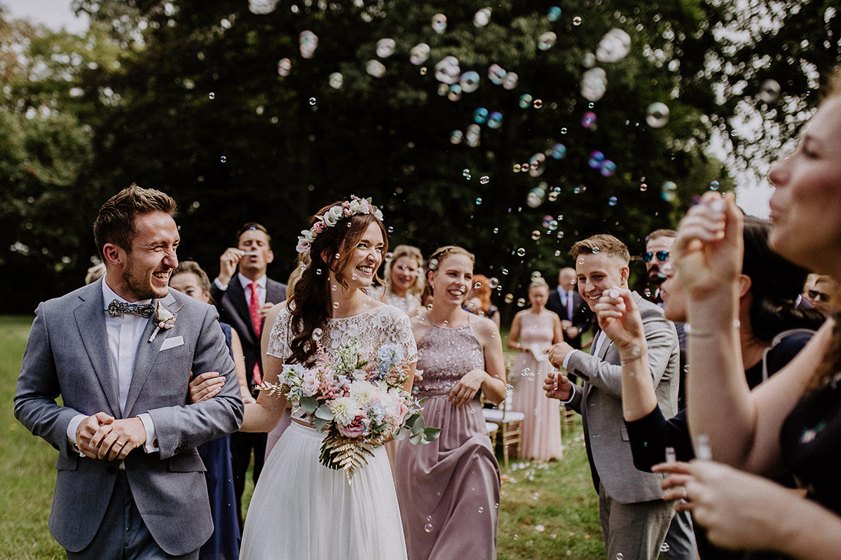 Auszug Brautpaar mit Seifenblasen für Hochzeit - Schloss Kartzow Potsdam Hochzeitsfotograf © www.hochzeitslicht.de