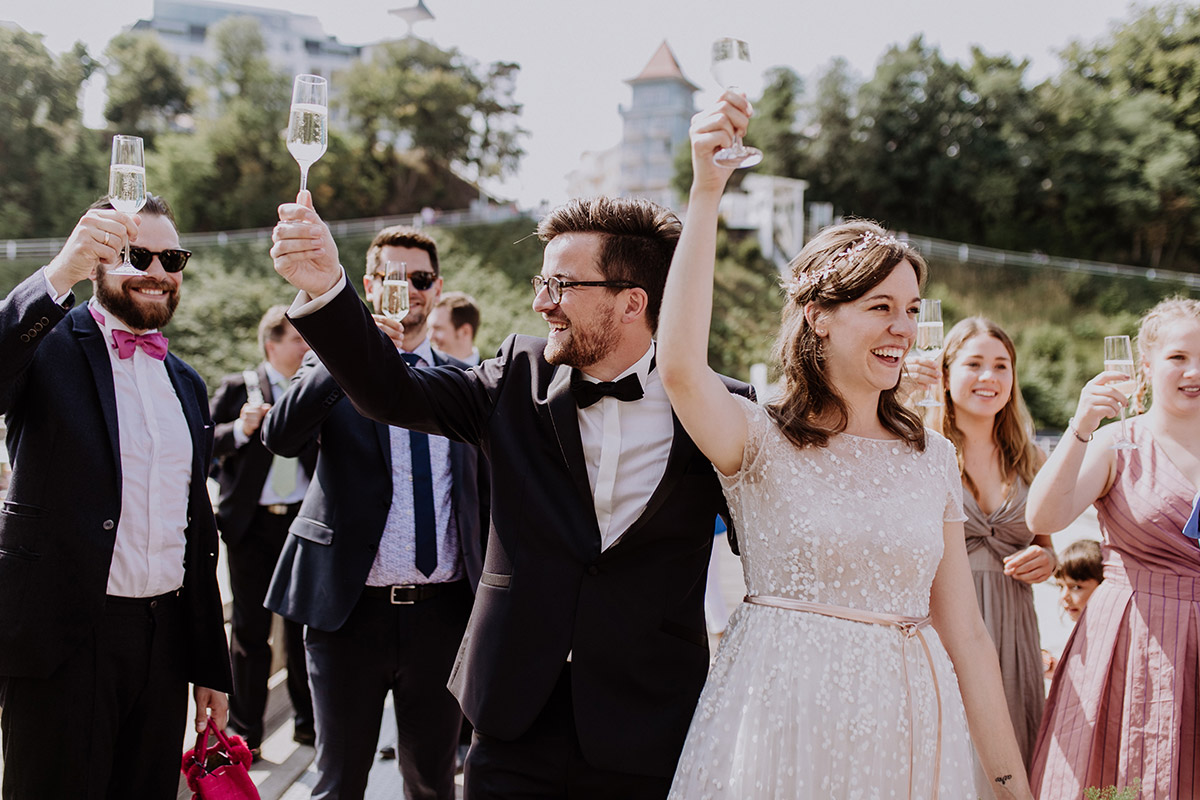 Sektempfang bei Ostseehochzeit - Seebrücke Sellin Rügen Hochzeitsfotograf © www.hochzeitslicht.de