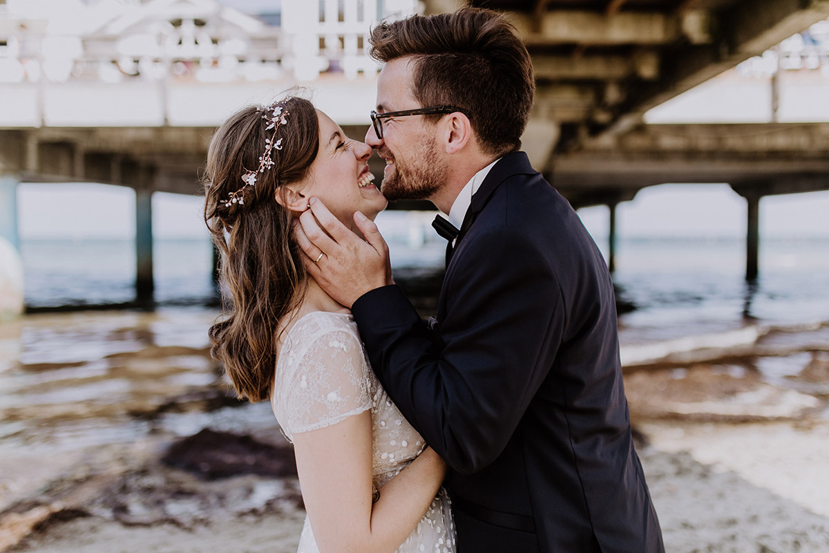 Brautpaarfoto am Strand bei Ostseehochzeit - Seebrücke Sellin Rügen Hochzeitsfotograf © www.hochzeitslicht.de