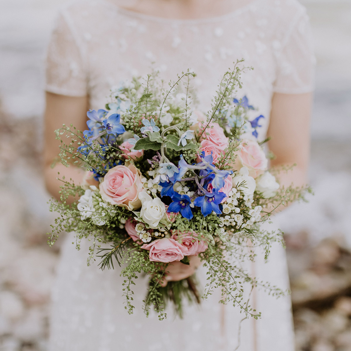 Hochzeitsfoto von Braut mit Brautstrauß in rosa, weiß und blau - Seebrücke Sellin Rügen Hochzeitsfotograf © www.hochzeitslicht.de