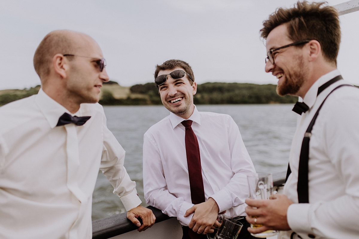 Hochzeitsfoto Bräutigam mit Groomsmen - Seebrücke Sellin Rügen Hochzeitsfotograf © www.hochzeitslicht.de