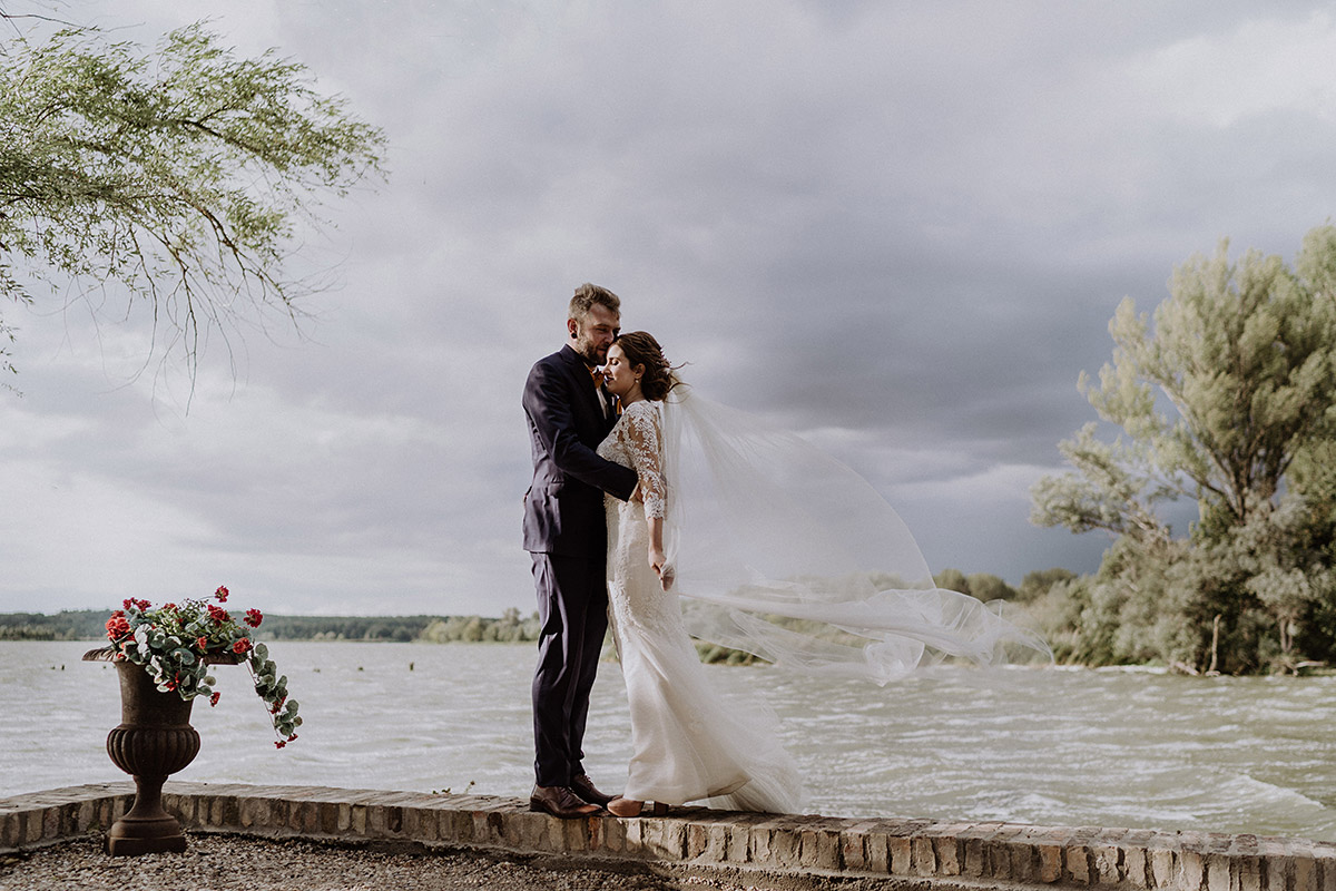 Brautpaarfoto am See bei deutsch-französischer Hochzeit - Gut Schloss Golm Potsdam Hochzeitsfotograf © www.hochzeitslicht.de