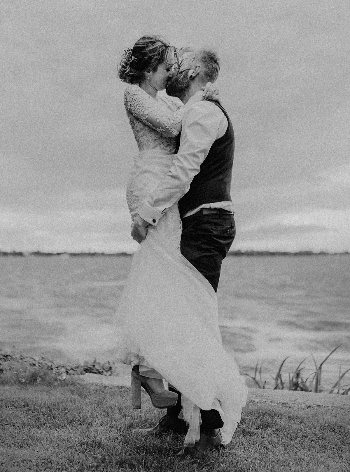 emotionales Brautpaarfoto bei deutsch-französischer Hochzeit - Gut Schloss Golm Potsdam Hochzeitsfotograf © www.hochzeitslicht.de