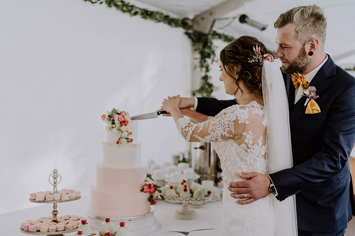 Hochzeitsfoto Anschneiden Hochzeitstorte deutsch-französische Hochzeit - Gut Schloss Golm Potsdam Hochzeitsfotograf © www.hochzeitslicht.de