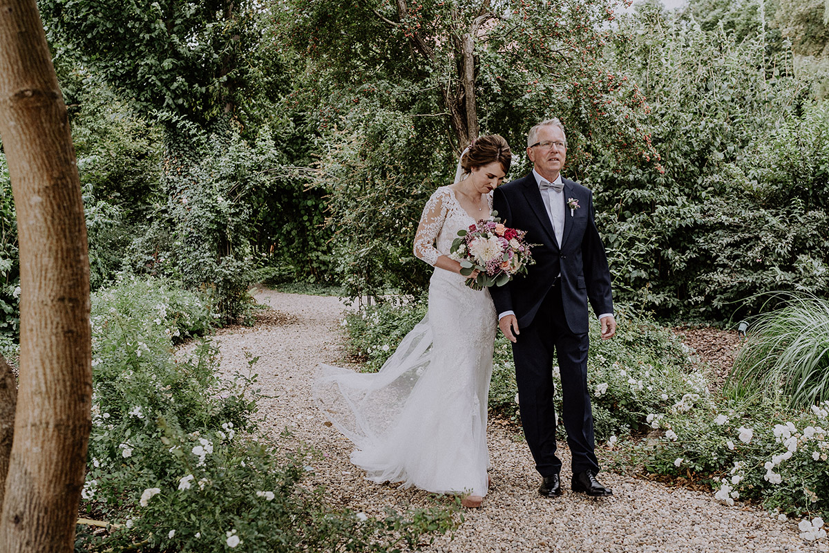 Einzug Braut Sommerhochzeit - Gut Schloss Golm Potsdam Hochzeitsfotograf © www.hochzeitslicht.de