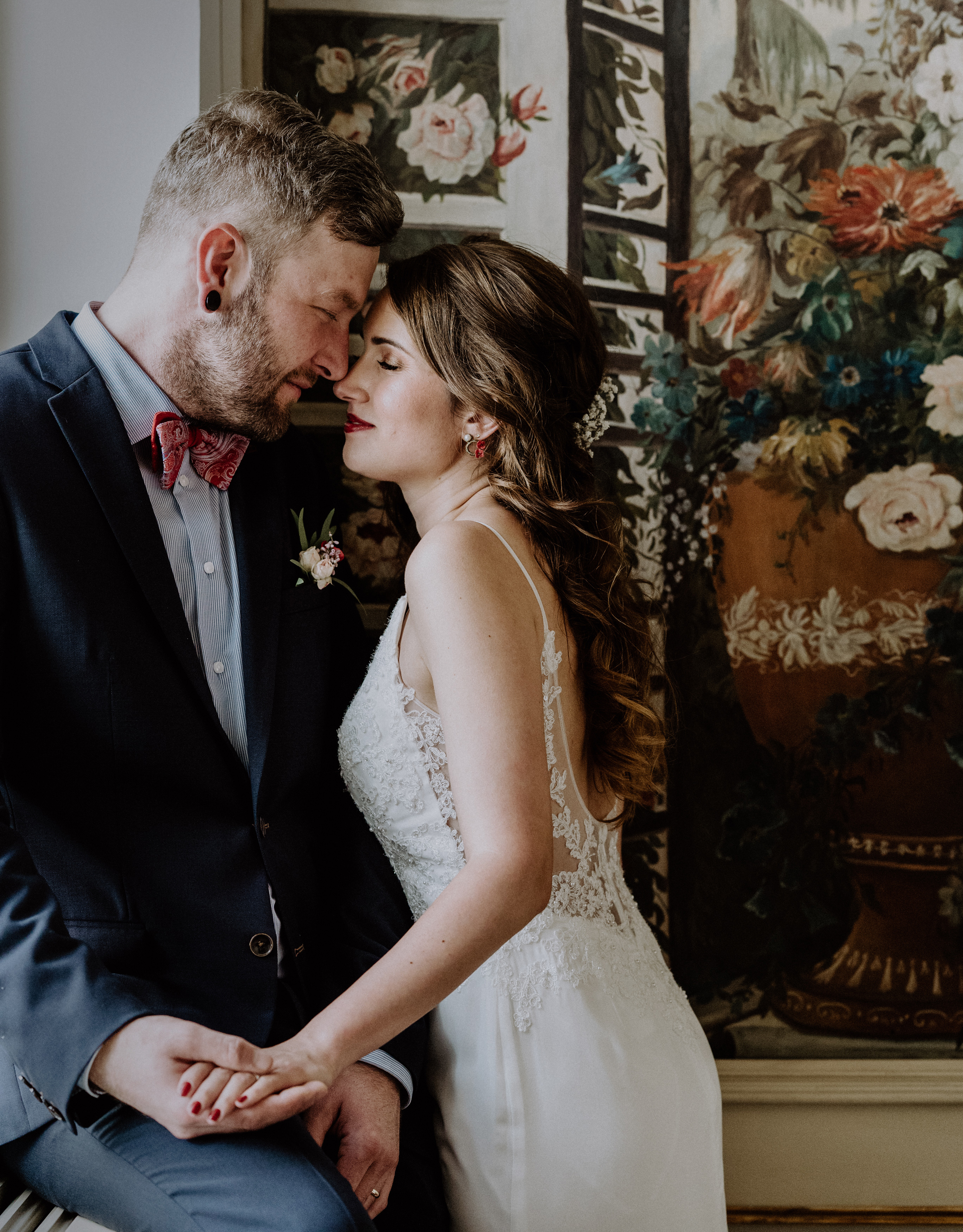 romantisches Brautpaarfoto im Rosenzimmer nach internationaler Hochzeit im Standesamt Mitte - Ermelerhaus Berlin Hochzeitsfotograf © www.hochzeitslicht.de