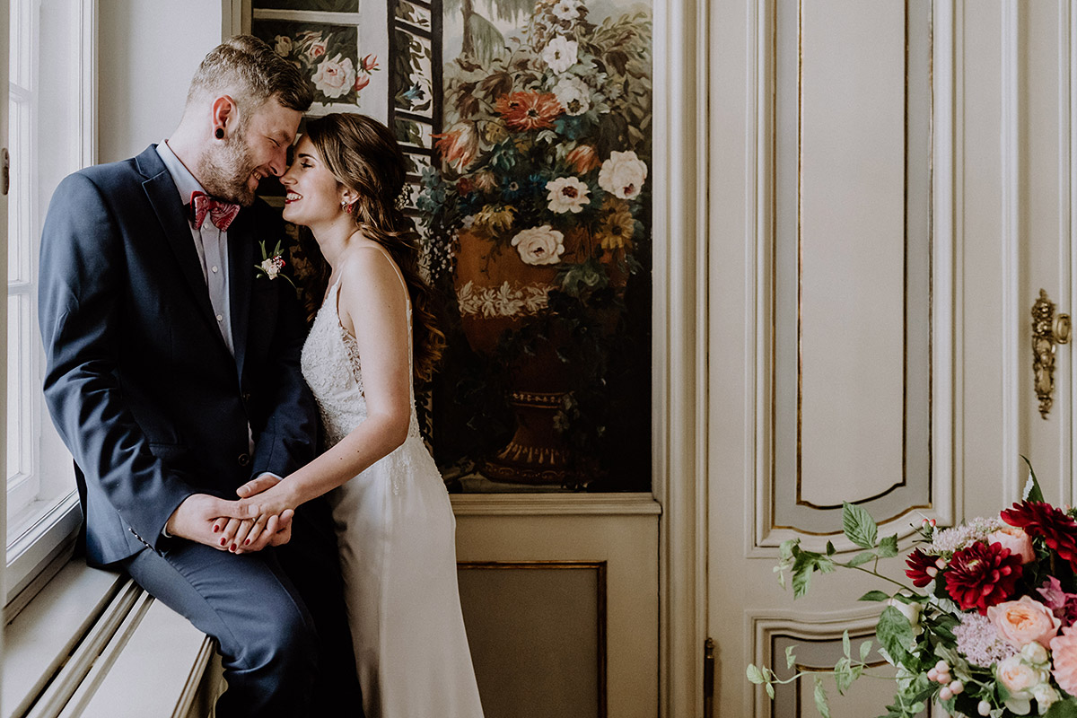 verliebtes Brautpaarfoto bei deutsch-französischer Hochzeit im Rosenzimmer - Ermelerhaus Berlin Hochzeitsfotograf © www.hochzeitslicht.de