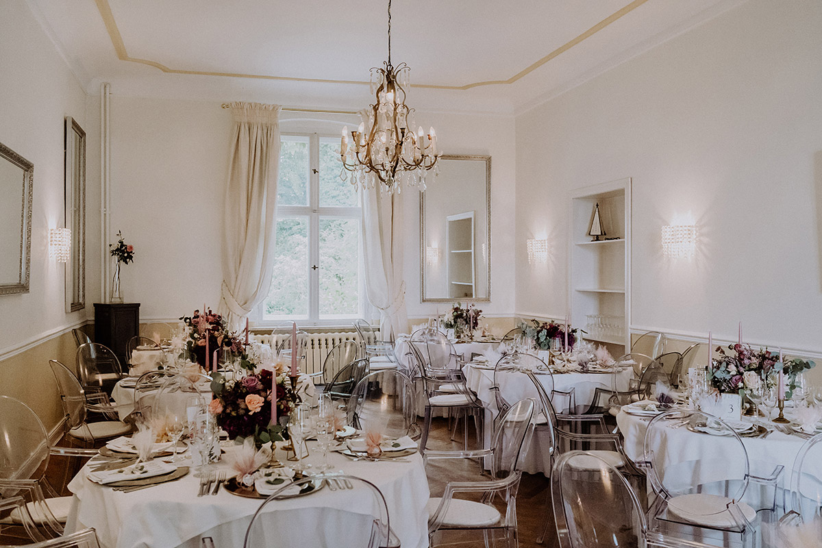 dekorierter Festsaal deutsch-französische Hochzeit - Gut Schloss Golm Potsdam Hochzeitsfotograf © www.hochzeitslicht.de