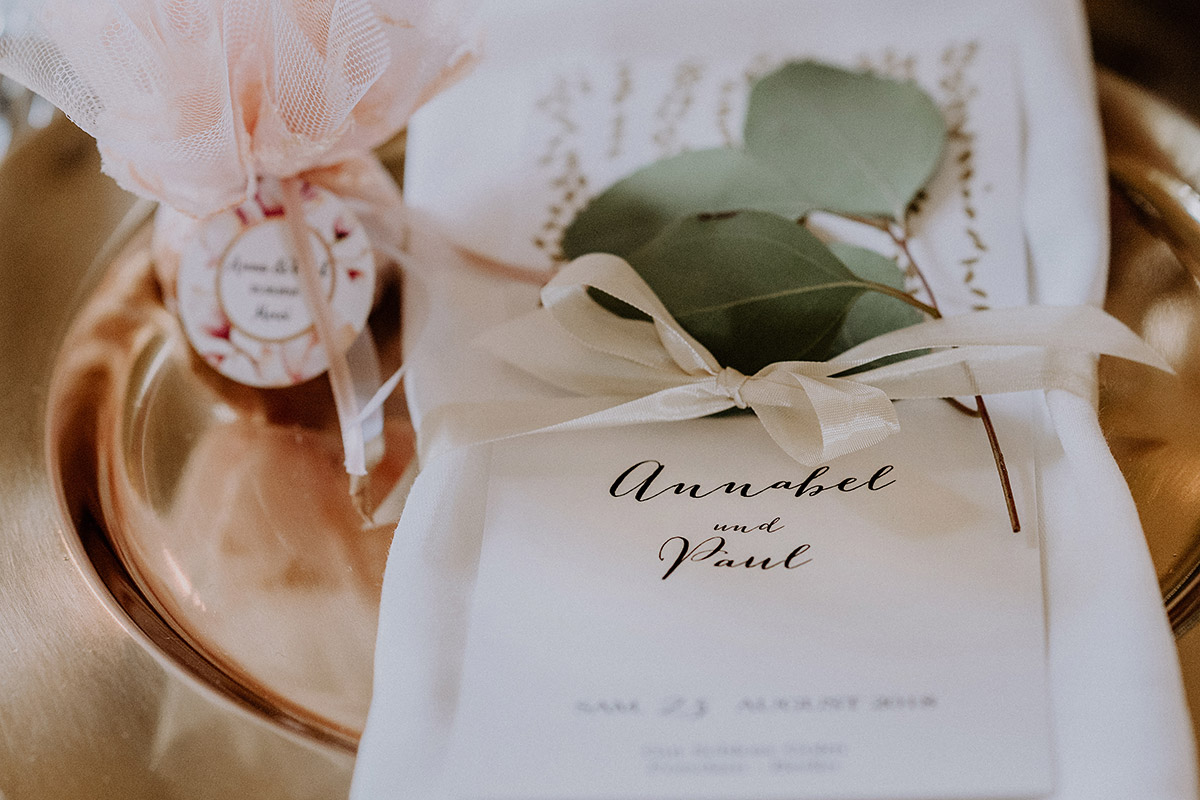 Menükarten Kalligraphie und Gastgeschenke bei Sommerhochzeit - Gut Schloss Golm Potsdam Hochzeitsfotograf © www.hochzeitslicht.de