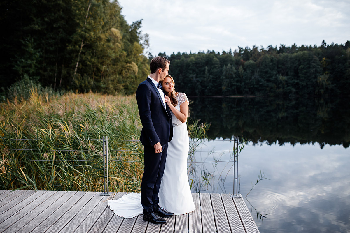 Fotoshooting Brautpaar am See - Seehaus Schloss Liebenberg Hochzeitsfotograf © www.hochzeitslicht.de