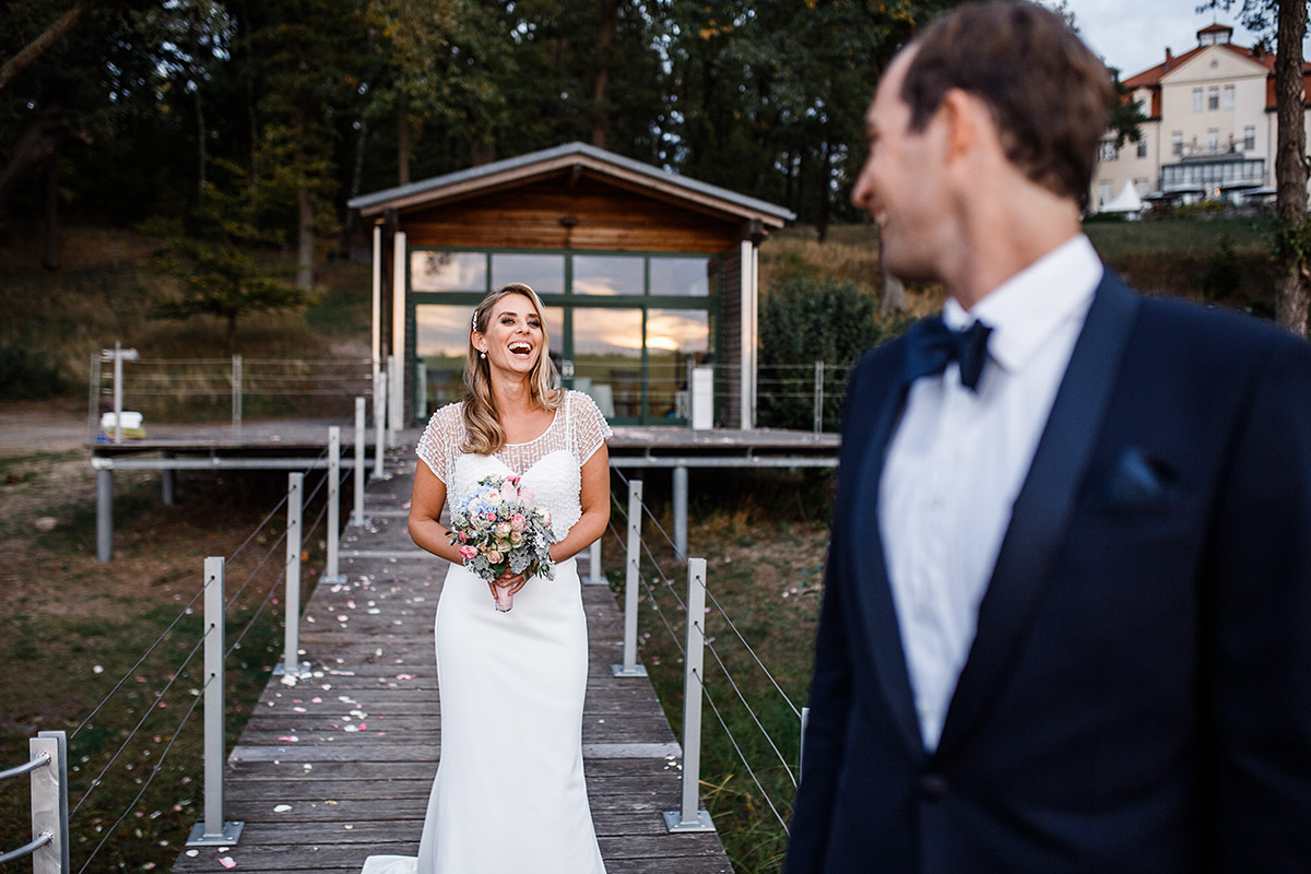 authentisches Brautpaarfoto am See - Seehaus Schloss Liebenberg Hochzeitsfotograf © www.hochzeitslicht.de