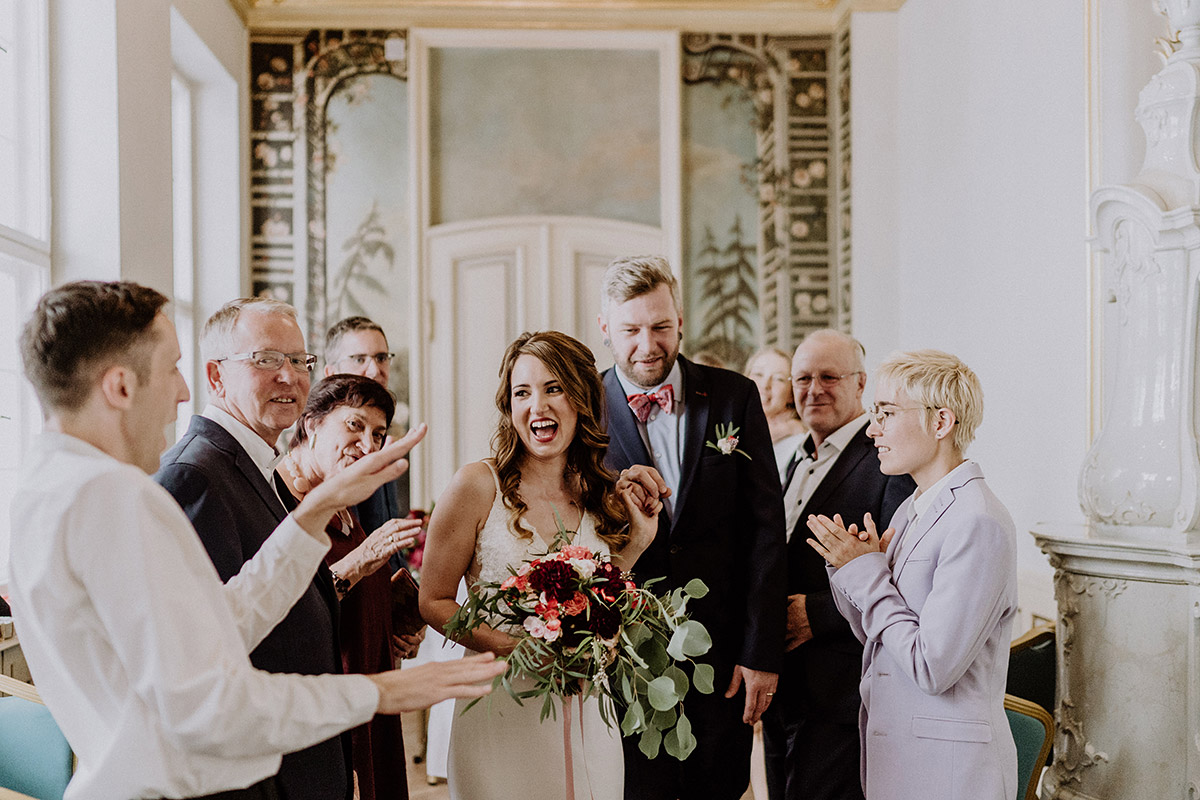 Auszug Brautpaar nach Hochzeit im kleinen Kreis Standesamt Berlin-Mitte - Ermelerhaus Berlin Hochzeitsfotograf © www.hochzeitslicht.de