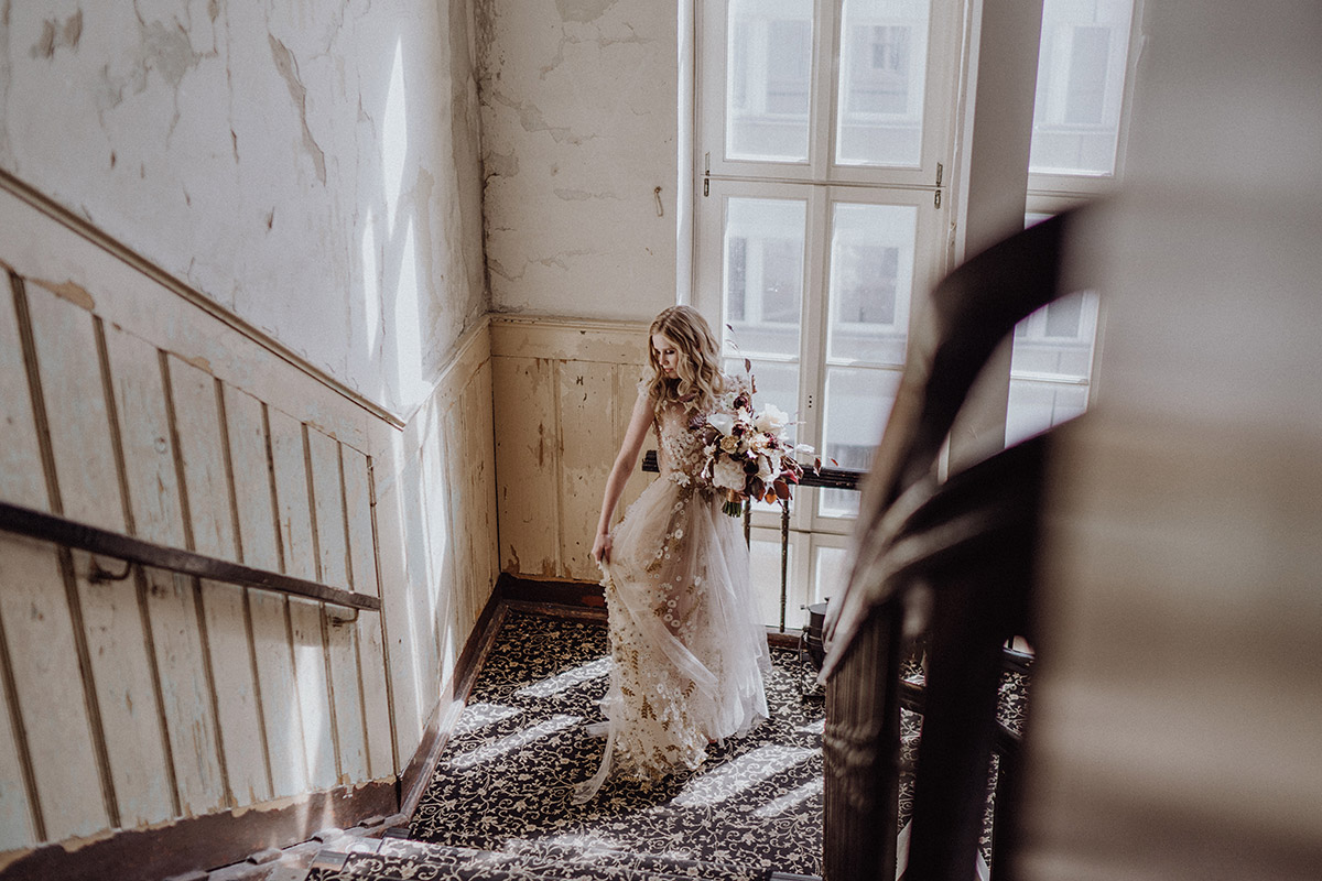 Hochzeit Berlin Braut mit Brautkleid von Kisui bei heimlicher Hochzeit im The Grand Berlin