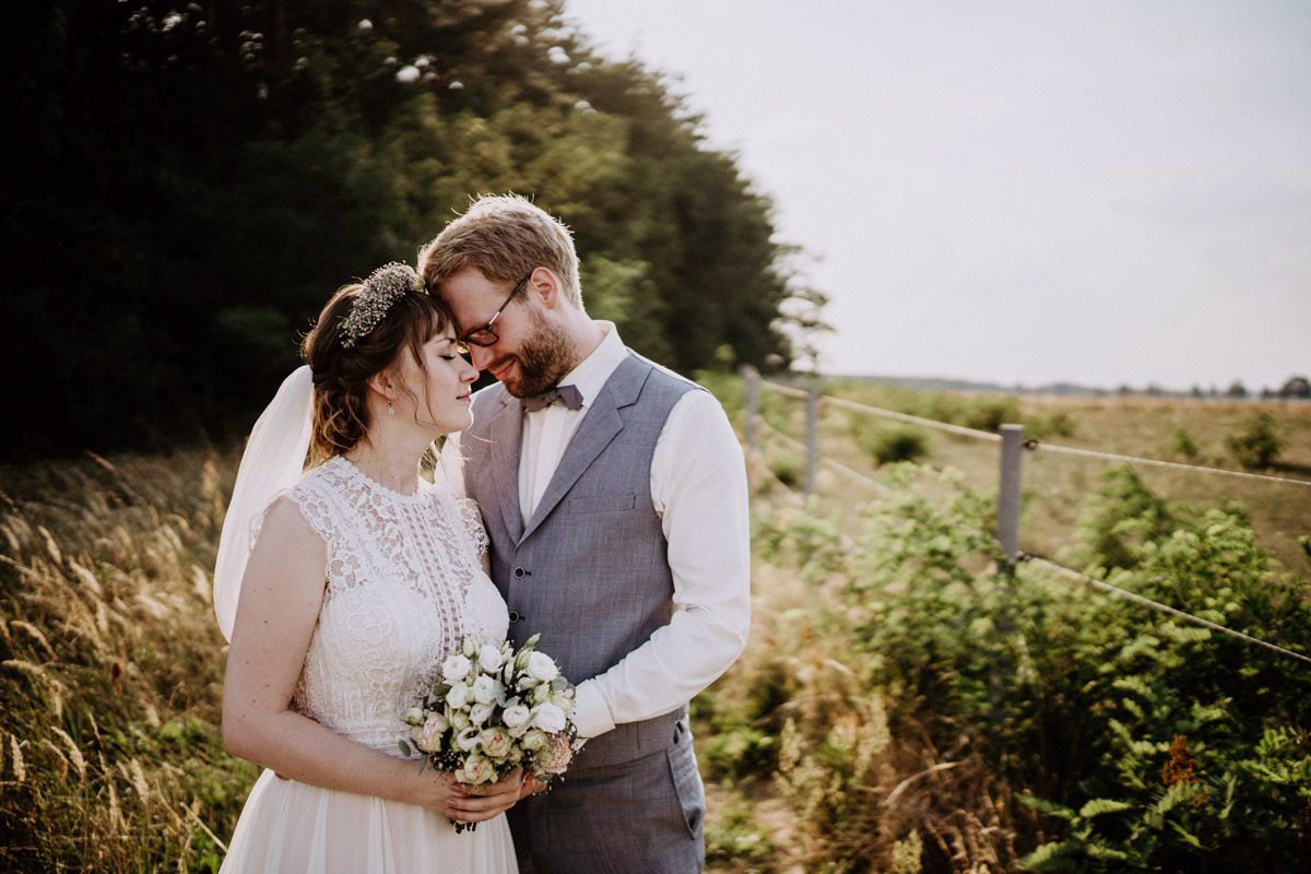 Brautpaarfoto auf Feld bei Scheunenhochzeit - Vierseithofcafé Brandenburg Hochzeitsfotograf © www.hochzeitslicht.de