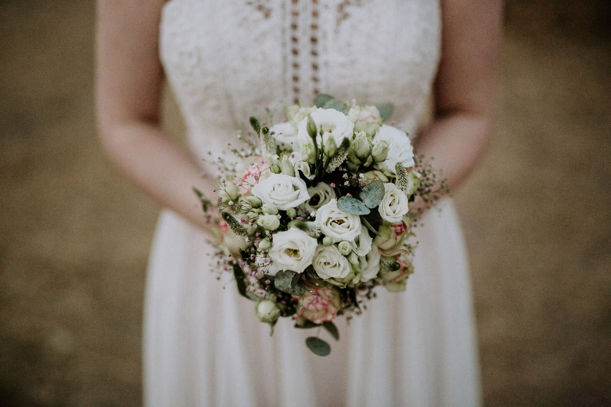 Hochzeitsfoto Brautstrauß Sommerhochzeit mit weißen Rosen - Vierseithofcafé Brandenburg Hochzeitsfotograf © www.hochzeitslicht.de