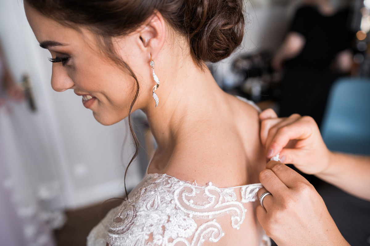 Ankleiden Braut bei Hochzeit in Berlin-Wannsee - Villa Blumenfisch Hochzeitsfotograf © www.hochzeitslicht.de