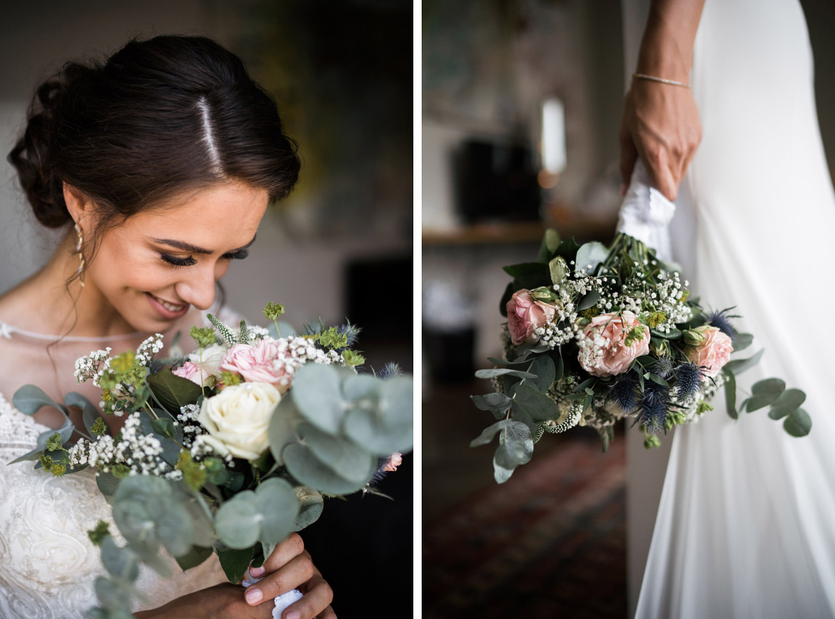 Braut mit sommerlichem Brautstrauß in Pastelltönen mit Eukalyptus und Disteln - Villa Blumenfisch Hochzeitsfotograf © www.hochzeitslicht.de