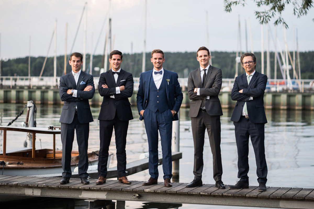 Bräutigam mit Groomsmen bei Wannsee-Hochzeit - Villa Blumenfisch Hochzeitsfotograf © www.hochzeitslicht.de