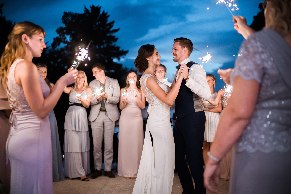 Hochzeitstanz unter freiem Himmel zur blauen Stunde - Villa Blumenfisch Hochzeitsfotograf © www.hochzeitslicht.de