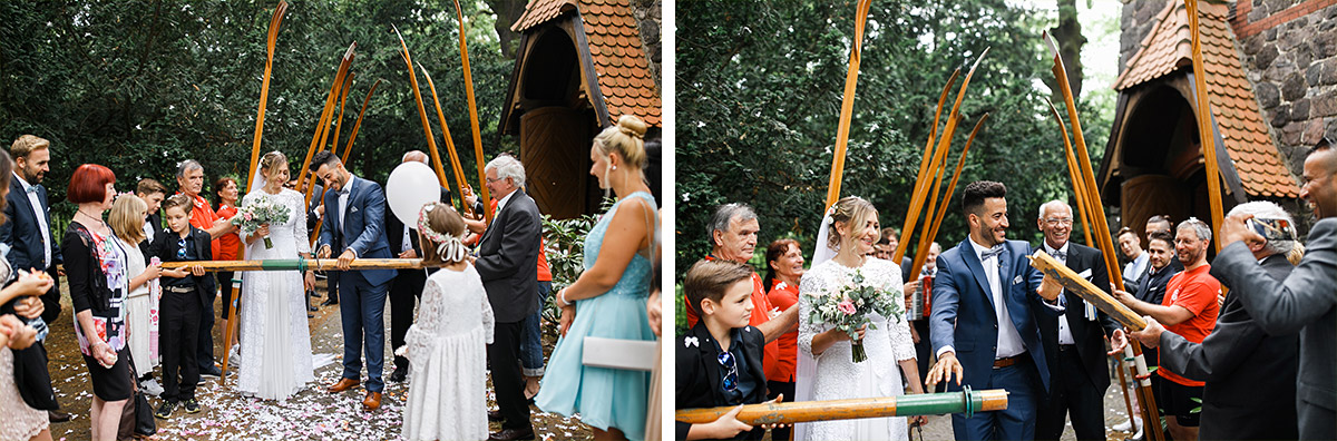 Hochzeitsreportagefoto Baumstammsägen Trauung Dorfkirche Britz - Ochsenstall Schloss Britz Hochzeitsfotograf © www.hochzeitslicht.de