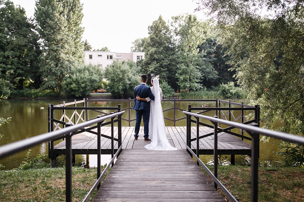 Brautpaarfoto am See Ochsenstall Schloss Britz Hochzeit - Ochsenstall Schloss Britz Hochzeitsfotograf © www.hochzeitslicht.de