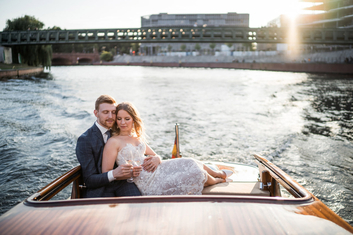 Paarfoto bei Bootstour auf Spree - Couplefotoshooting Berlin Hochzeitsfotograf © www.hochzeitslicht.de