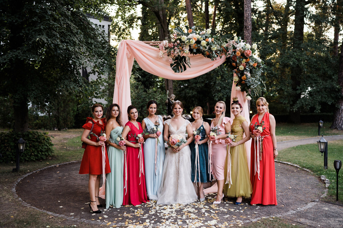 Gruppenfoto Hochzeit vor Traubogen - Schlosshotel Berlin Hochzeitsfotograf © www.hochzeitslicht.de