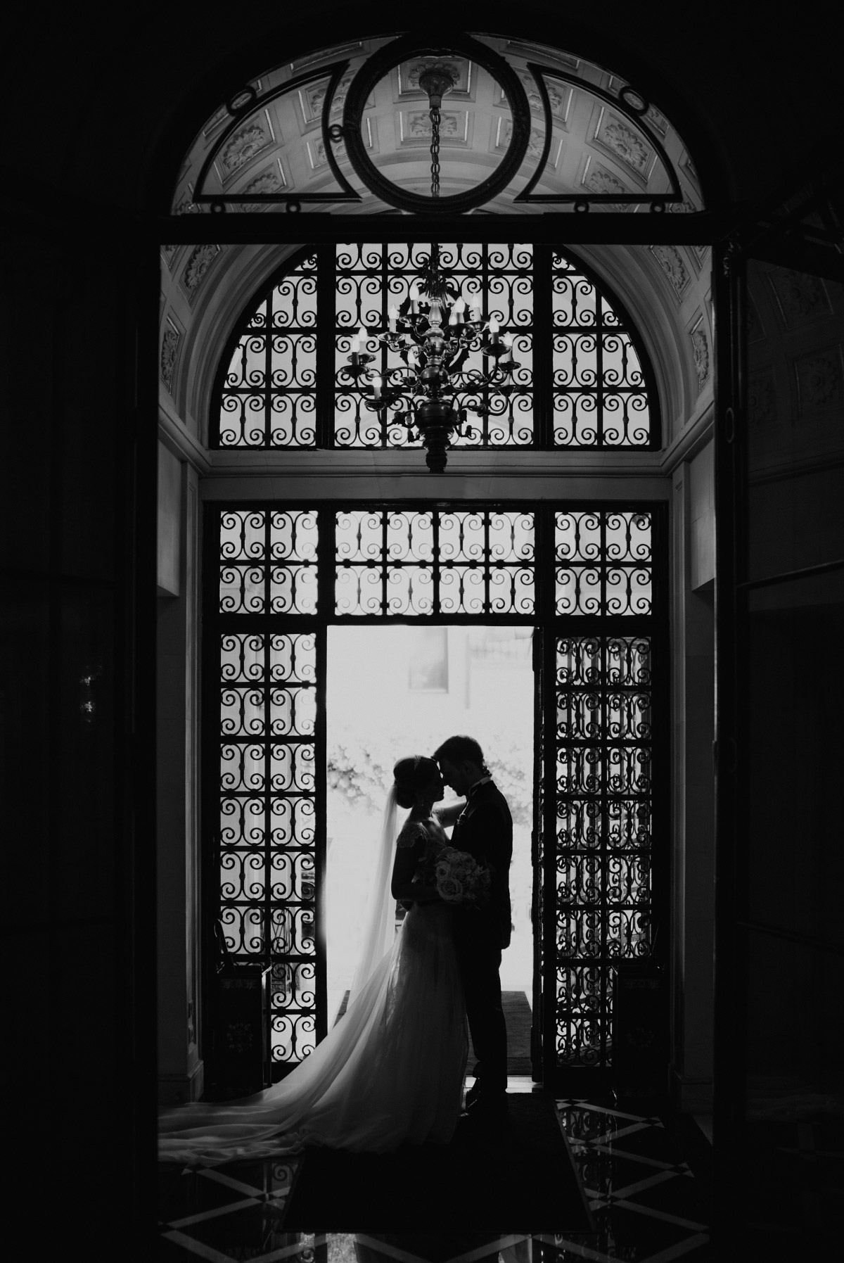 atmosphärisches Brautpaarfoto - Schlosshotel Berlin Hochzeitsfotograf © www.hochzeitslicht.de