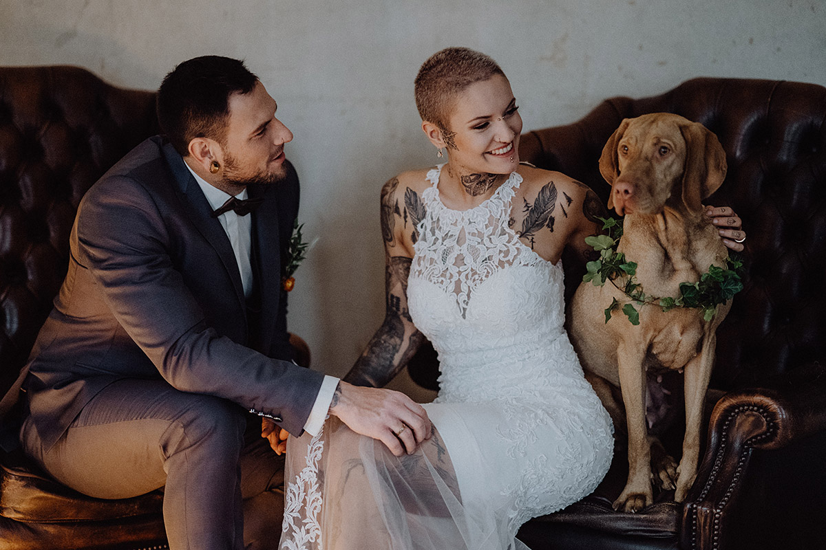 Brautpaarfoto alternative Hochzeit mit Hund - The Grand Berlin Hochzeitsfotograf © www.hochzeitslicht.de