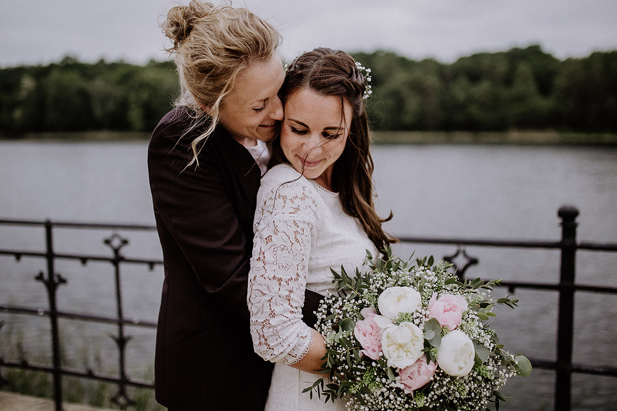 Hochzeitsfoto lesbisches Paar - Paulsborn am Grunewaldsee Hochzeitsfotograf © www.hochzeitslicht.de