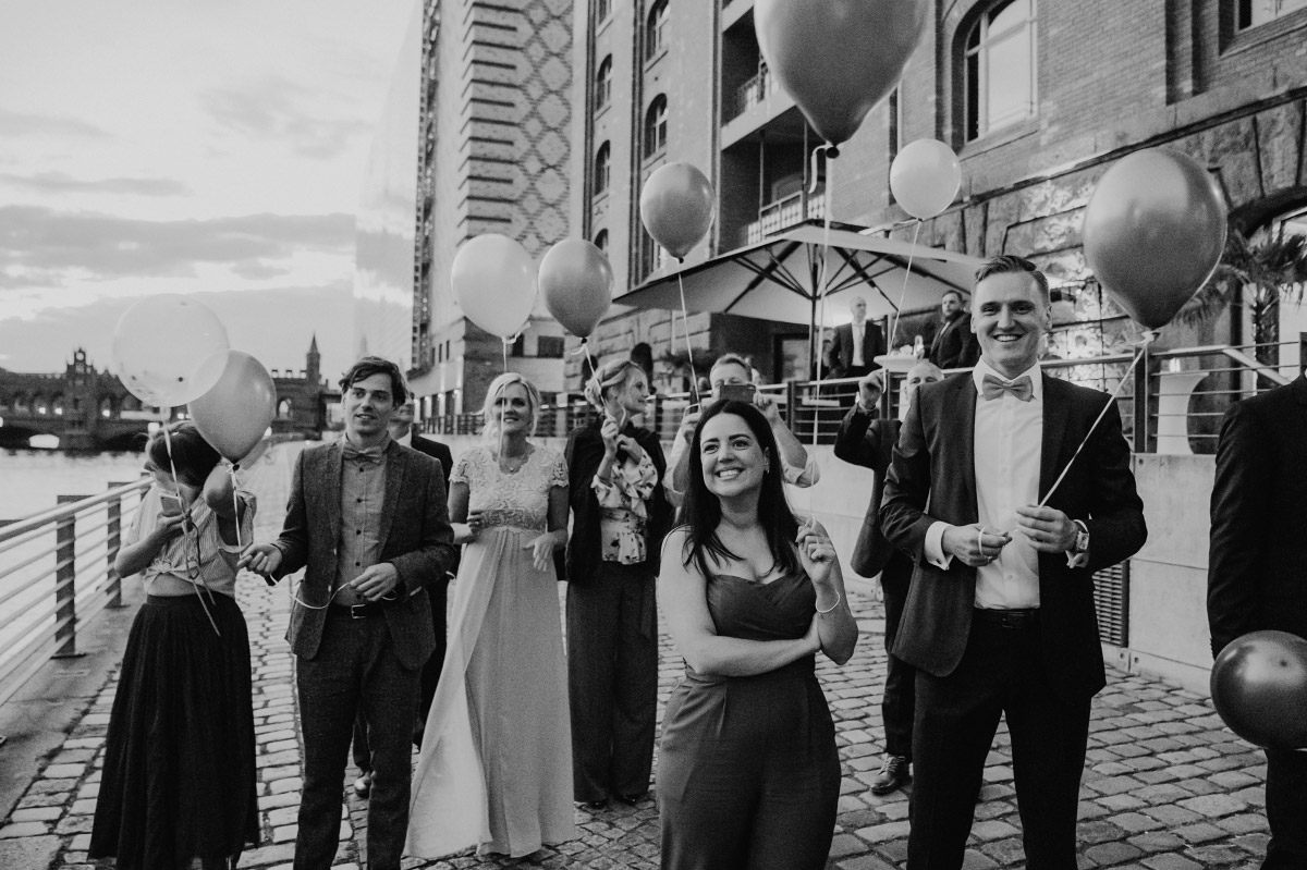 Luftballons steigen lassen Hochzeit - Spreespeicher Berlin Friedrichshain Hochzeitsfotograf © www.hochzeitslicht.de