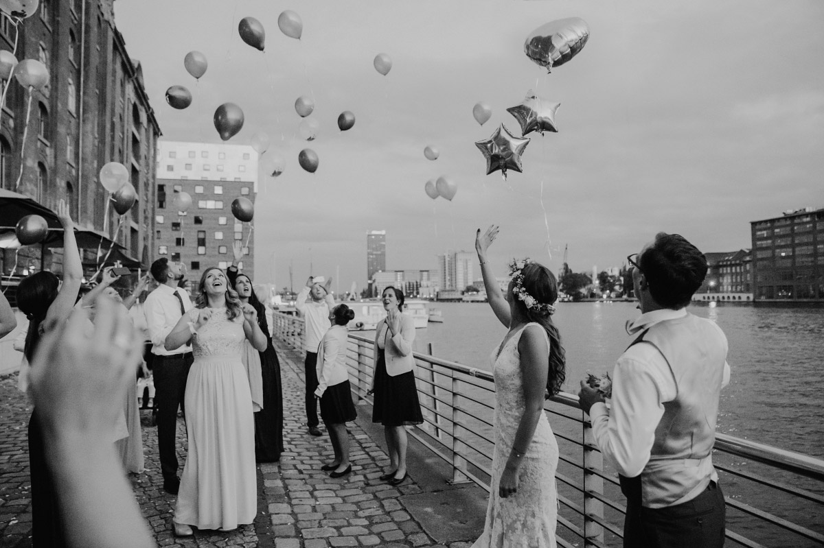 Hochzeitsfotografie Ballons steigen lassen Hochzeit - Spreespeicher Berlin Friedrichshain Hochzeitsfotograf © www.hochzeitslicht.de