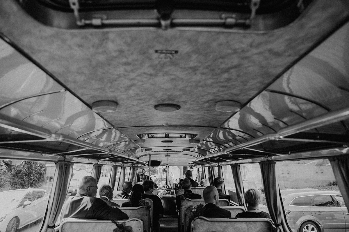 Hochzeitsfoto schwarz weiß Hochzeit Busfahrt in altem DDR Bus - Old Smithy's Dizzle Alte Schmiede Berlin Hochzeitsfotograf © www.hochzeitslicht.de