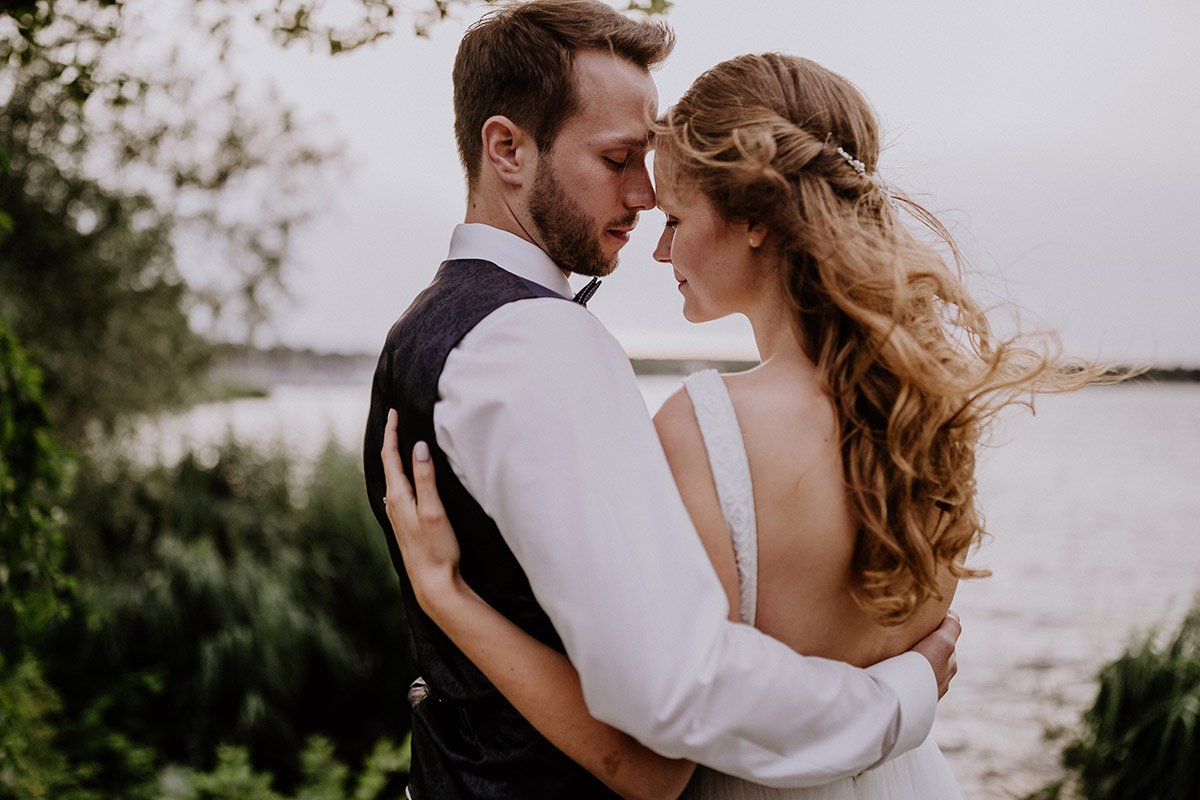 romantisches Fotoshooting am Wannsee – Schloss Friedrichsfelde Hochzeitsfotograf © www.hochzeitslicht.de romantisches Fotoshooting am Wannsee - Schloss Friedrichsfelde Hochzeitsfotograf © www.hochzeitslicht.de