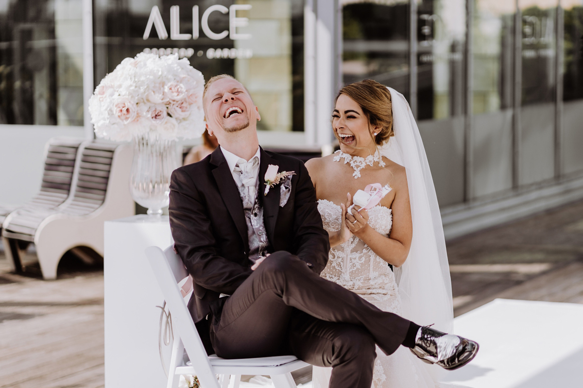 Alice Rooftop Hochzeit von Hochzeitsfotografin Berlin - glücklich lachendes Paar während freier Trauung