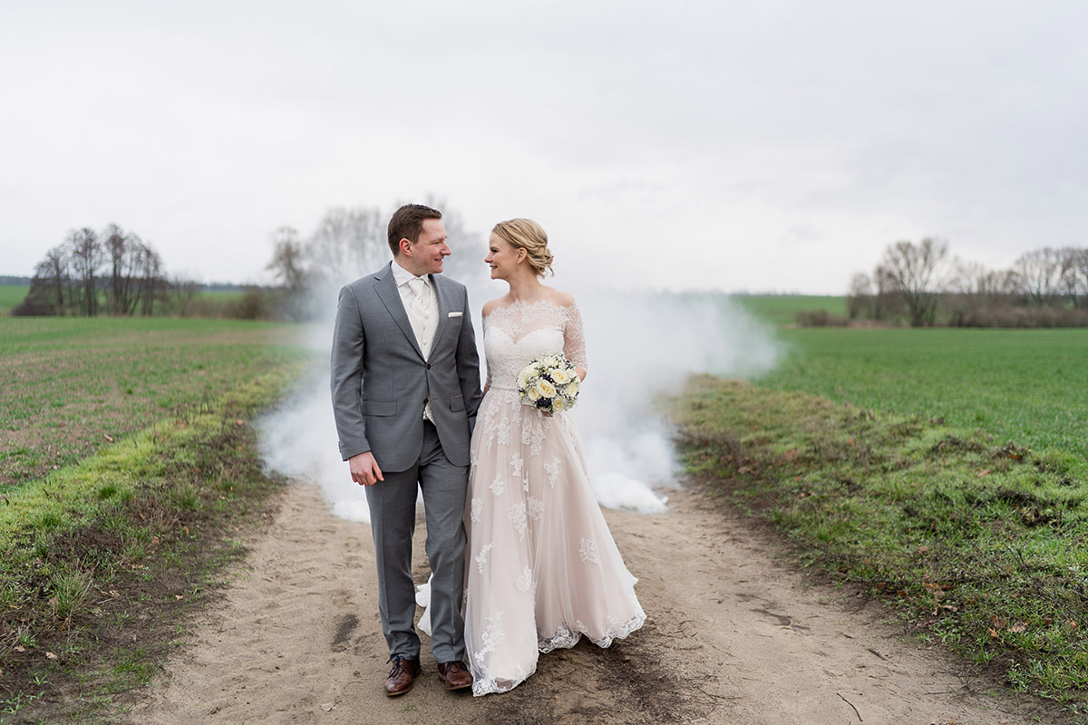 Hochzeitsfoto Brautpaar Winterhochzeit Nebel Rauchbombe - Winterhochzeit Hochzeitsfotograf Brandenburg © www.hochzeitslicht.de