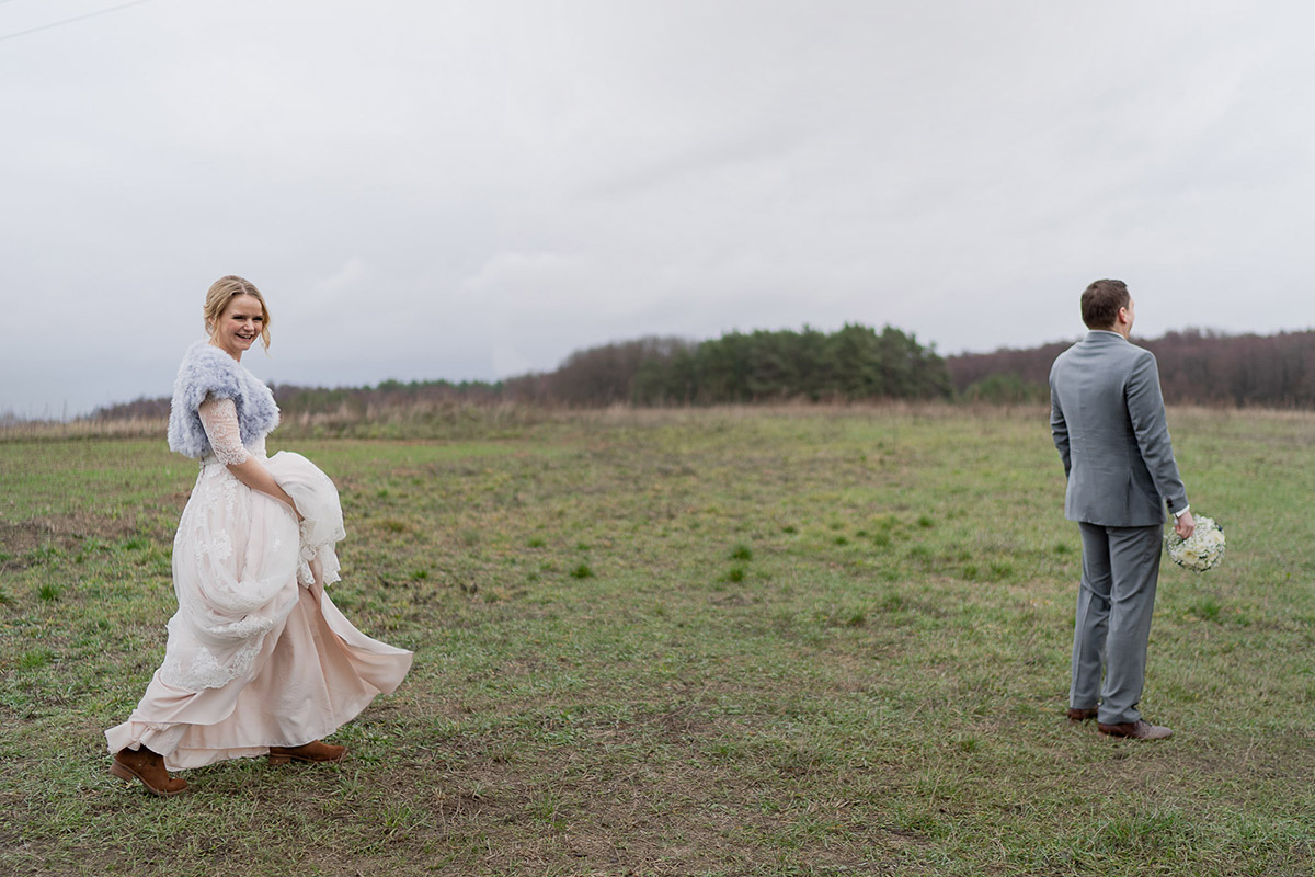 Hochzeit Winter Kleidung Braut Pelz - Winterhochzeit Hochzeitsfotograf Brandenburg © www.hochzeitslicht.de