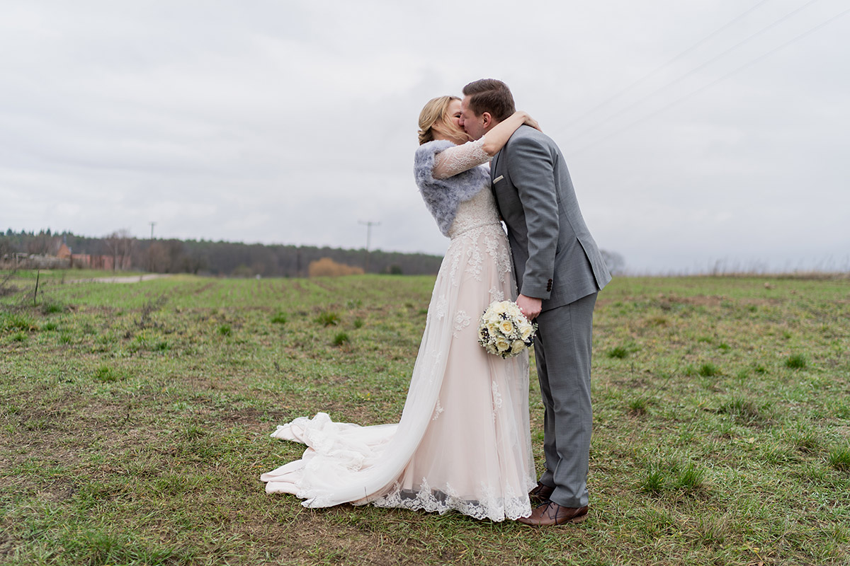 Hochzeit Winter Jacke - Winterhochzeit Hochzeitsfotograf Brandenburg © www.hochzeitslicht.de