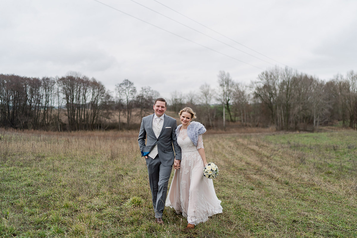 Winter Hochzeit was anziehen Jacke - Winterhochzeit Hochzeitsfotograf Brandenburg © www.hochzeitslicht.de