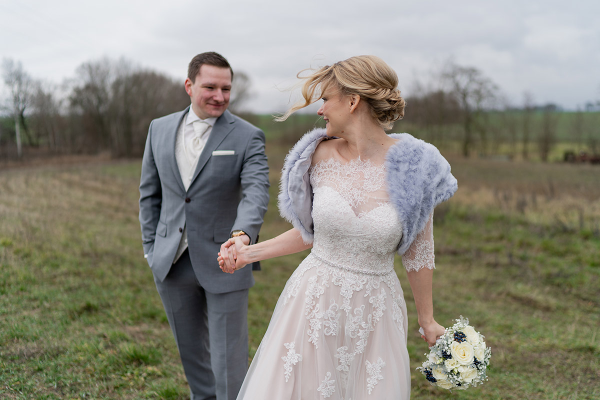 Hochzeit Winter Outfit Braut - Winterhochzeit Hochzeitsfotograf Brandenburg © www.hochzeitslicht.de