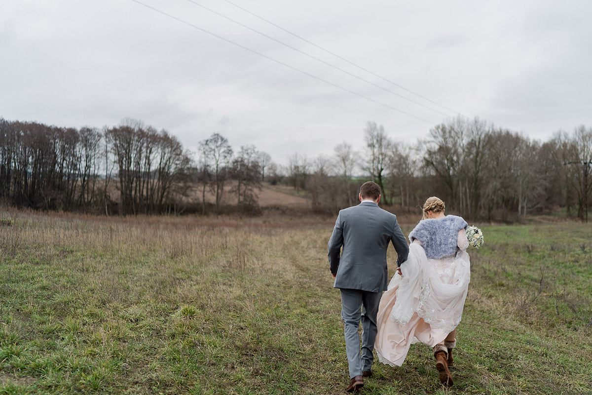 Hochzeit Winter Braut mit Schuhe oder Stiefel - Winterhochzeit Hochzeitsfotograf Brandenburg © www.hochzeitslicht.de